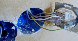 Монтаж проходного выключателя от 571 руб. в Уссурийске