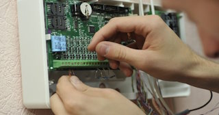 Монтаж аварийных сигнализаций от 3110 руб. в Уссурийске